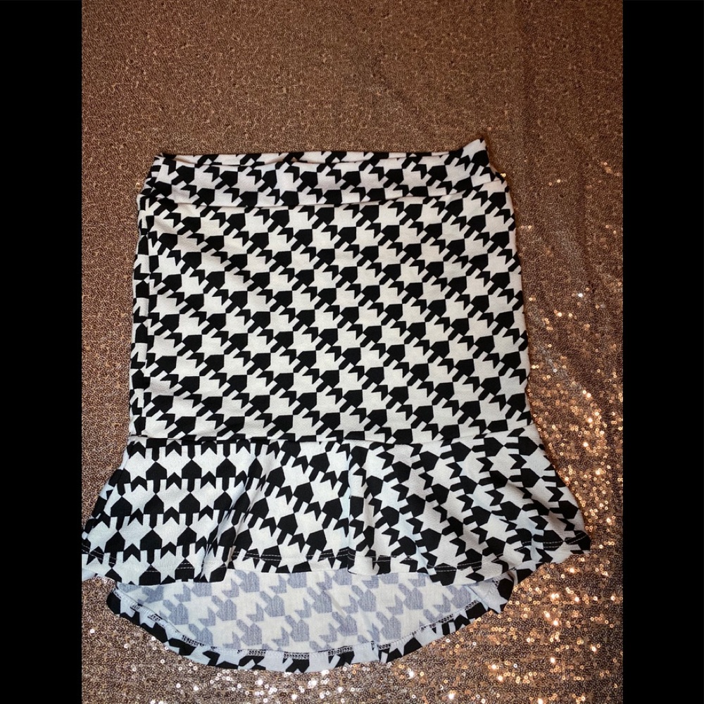 Cute Black and White high and low skirt